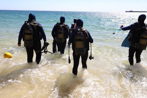 rescue divers enter water